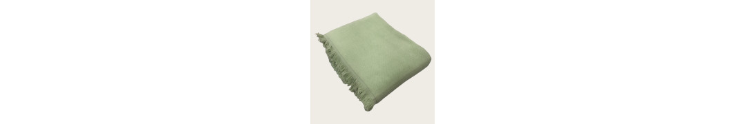 Manta Chenille Verde Claro em Algodão com Franjas | Laura Home
